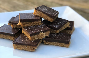 The best protein bar recipe! Propello Life's peanut butter and dark chocolate protein bars taste amazing and use grass-fed whey protein